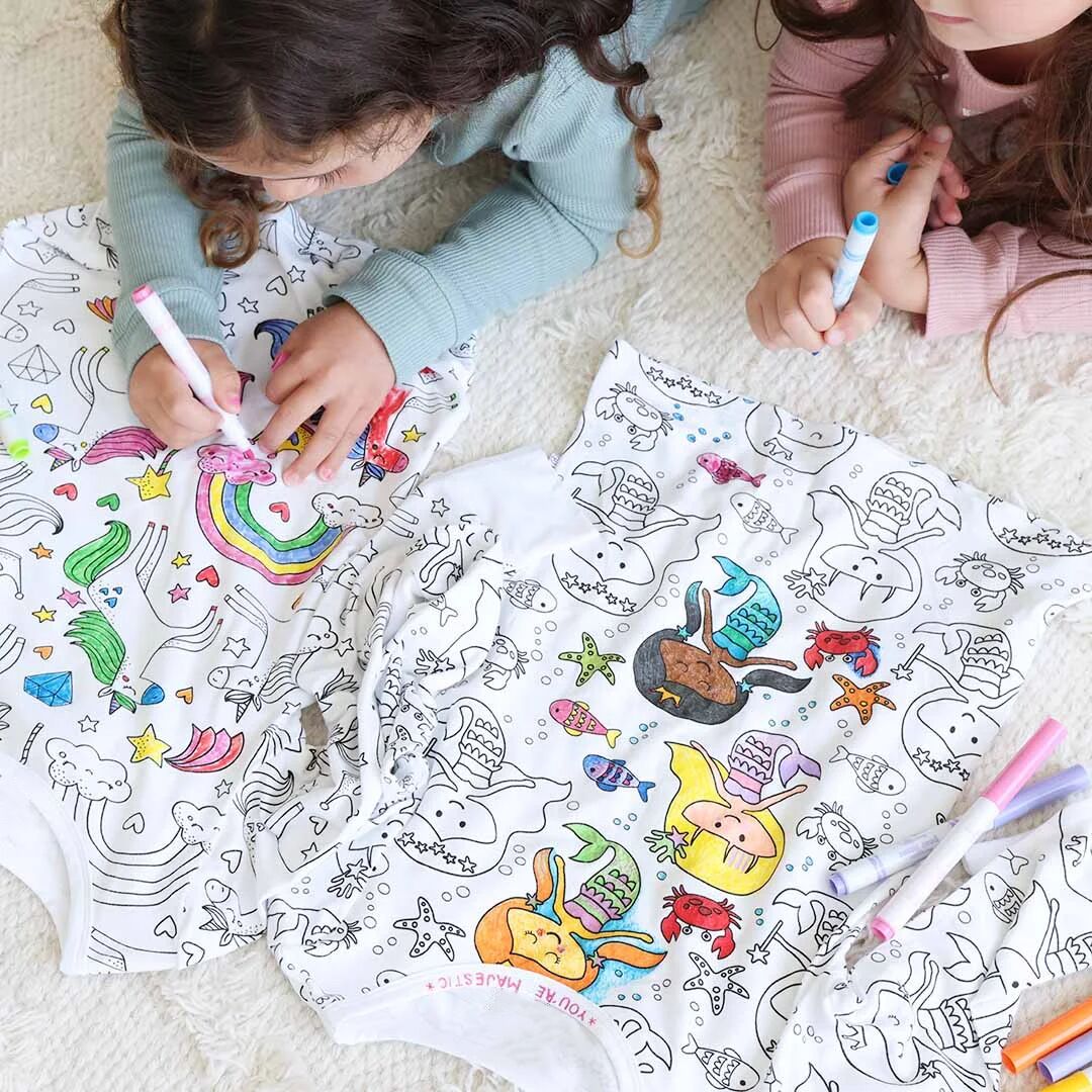 🛏️ CHRISTMAS PRE-SALE 50% OFF! ✨ DIY Cartoon Colorable Pajamas for Kids - Washable Fabric with 10 Non-Toxic Markers for Creative Fun 🎨👧